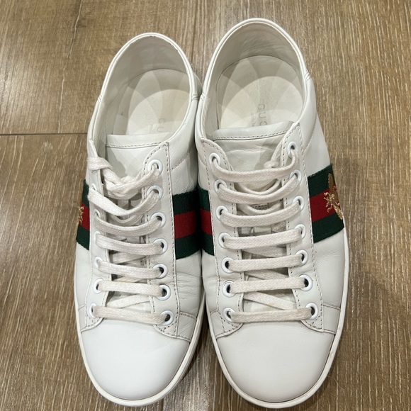 Gucci classic low-top sneaker is embellished with the gold embroidered. - Picture 2 of 3